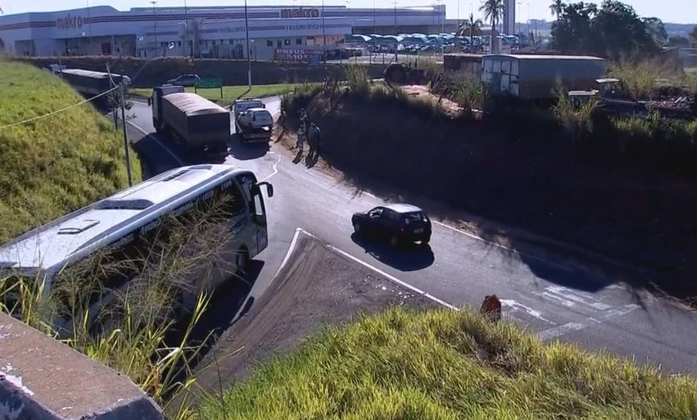 Trânsito ficou lento no local após o acidente  (Foto: Reprodução / TV TEM )