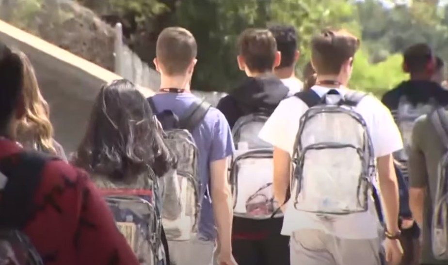 Dallas passará a exigir que alunos usem mochilas transparentes