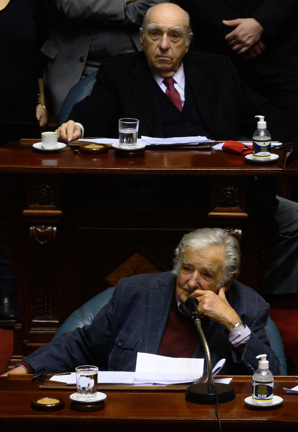 Sanguinetti e Mujica em sua sessão de despedida no Senado uruguaio — Foto: AFP/Pablo Porciuncula