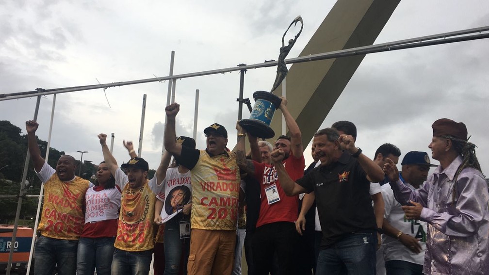 Dirigentes da Viradouro erguem o troféu de campeão da série A (Foto: Fernanda Rouvenat/G1)