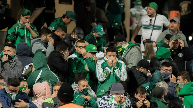 Torcedores do Coritiba sofrem com efeito do gás de pimenta