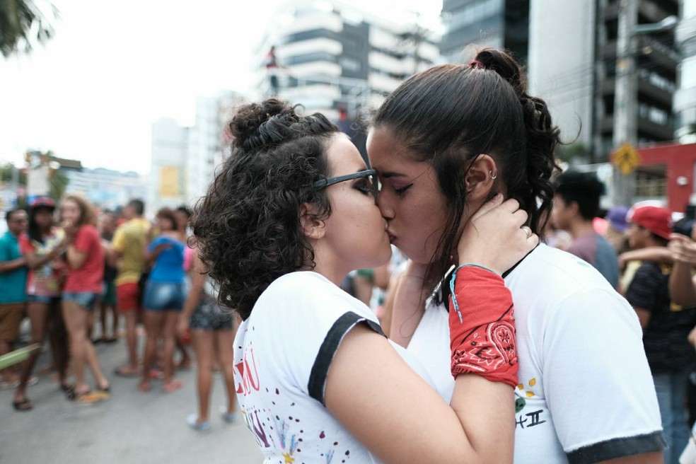 Namoradas se beijam durante marcha LGBT na capital (Foto: Jonathan Lins/G1)
