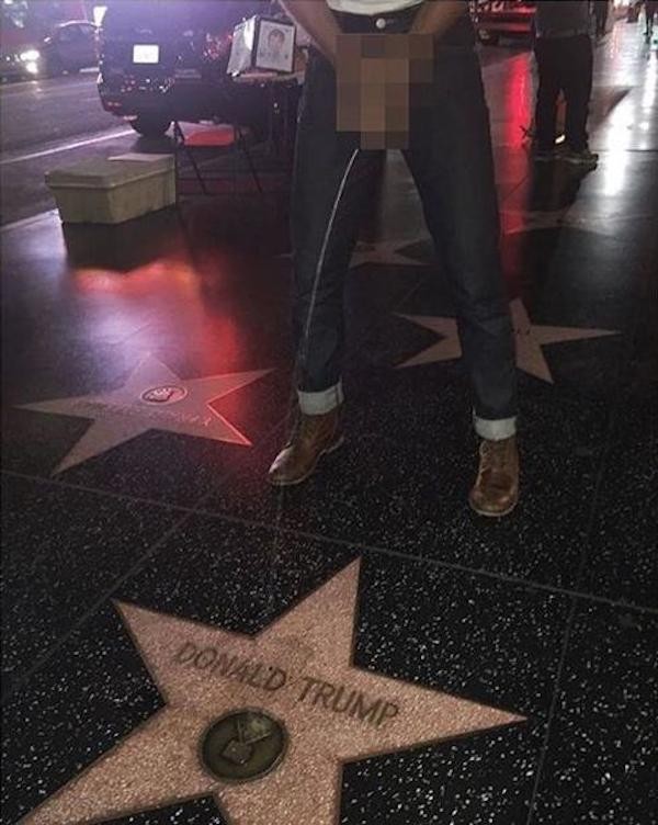 Um homem urina na estrela de Donald Trump na Calçada da Fama (Foto: Reprodução)