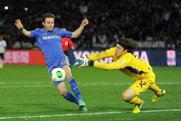 Cássio impedindo o gol de Juan Mata, do Chelsea, durante o Mundial de Clubes em 2012 (Foto: Getty Images)