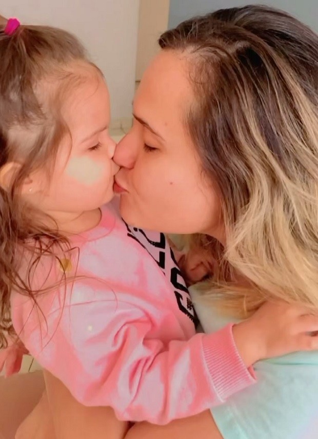 Priscilla Campos e a filha, Maitê (Foto: Reprodução/Instagram)