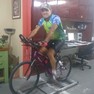 Foto: (Antônio Odilvaldo de Souza, conhecido por Toninho, tem 58 anos, e também pedala dentro de casa usando um rolo para bike. / Arquivo Pessoal)