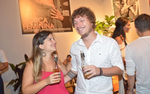 Thaysa Merfa e Paulo Ottaviano se divertem com cerveja Miller no lounge QUEM/ Marie Claire