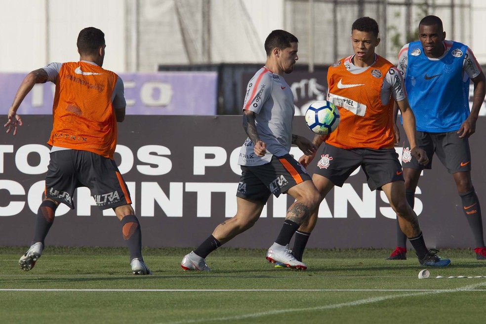 Fagner voltou a treinar no Corinthians e tem chances de enfrentar o Flamengo &mdash; Foto: Daniel Augusto Jr / Ag Corinthians