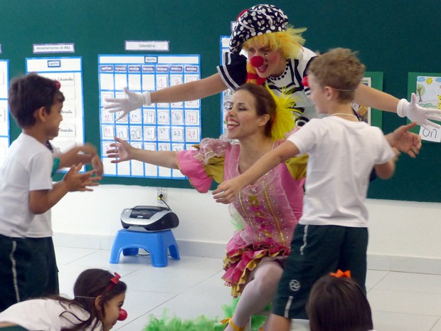 Angélica e Leona Cavalli se divertem com as crianças (Foto: Estrelas/TV Globo)