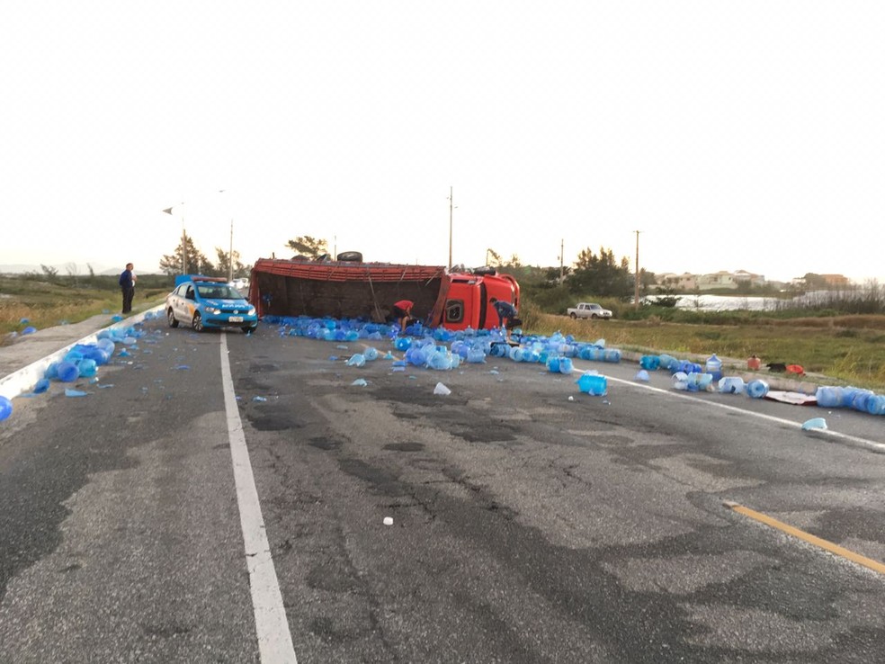 Motorista do caminhão e outras três pessoas que estavam no veículo não ficaram feridos (Foto: Vinícius Pereira/Inter TV RJ)