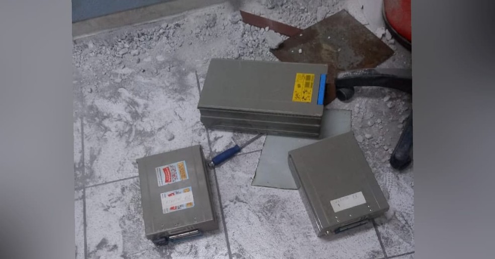 Criminosos abandonaram equipamentos e ferramentas no interior da agência bancária em Lavras da Mangabeira, no interior do Ceará. — Foto: Arquivo pessoal