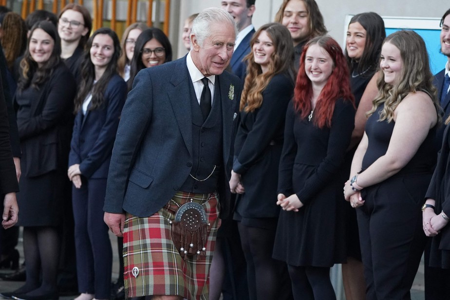 Charles cumprimenta público do lado de fora do Parlamento escocês