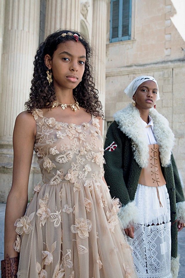 Aplicações de renda feitas com uma técnica italiana ancestral ganham vida em vestido bordado  (Foto: Teresa Ciocia e Antonio Maria Fantetti para Dior)