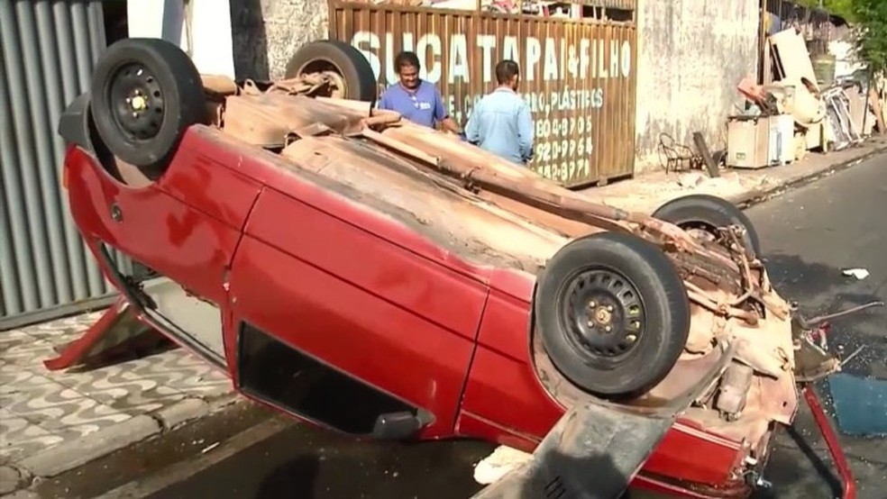 Carro capotado tinha os pneus carecas no momento do acidente (Foto: Reprodução/TV Clube)