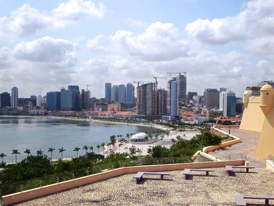 Luanda tem passado por uma rápida expansão econômica e de infraestrutura desde 2002 (Foto: David Stanley/Wikimedia Commons)
