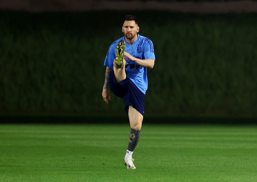 Messi durante treino da Argentina no Catar — Foto: Kai Pfaffenbach/Reuters