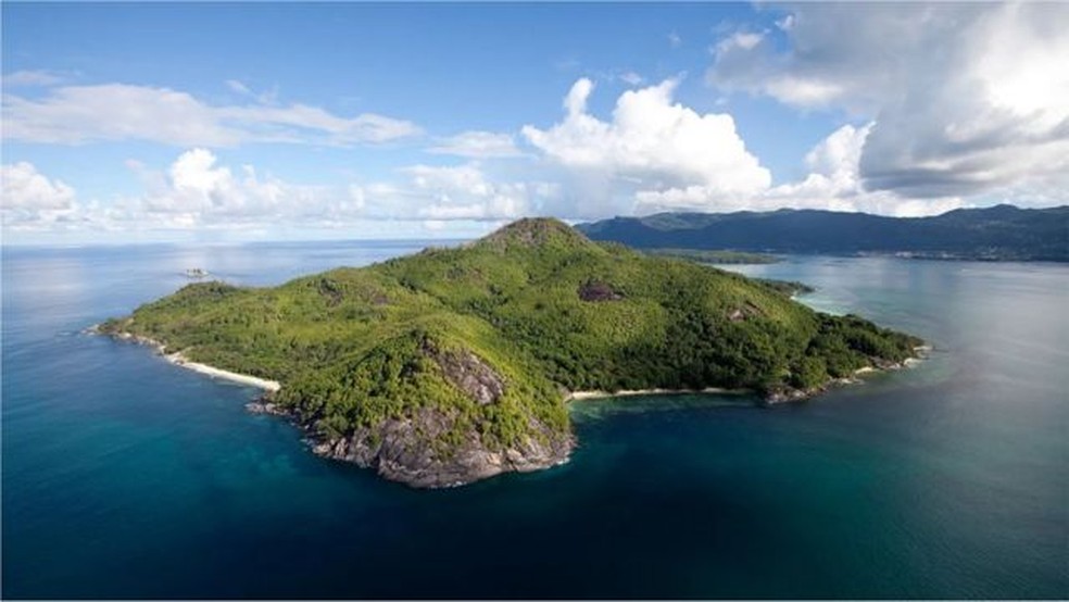 A ilha de Moyenne é um pontinho com 0,099 quilômetros quadrados perto da costa da maior ilha das Seychelles, Mahé — Foto: Imagebroker/Alamy via BBC Brasil