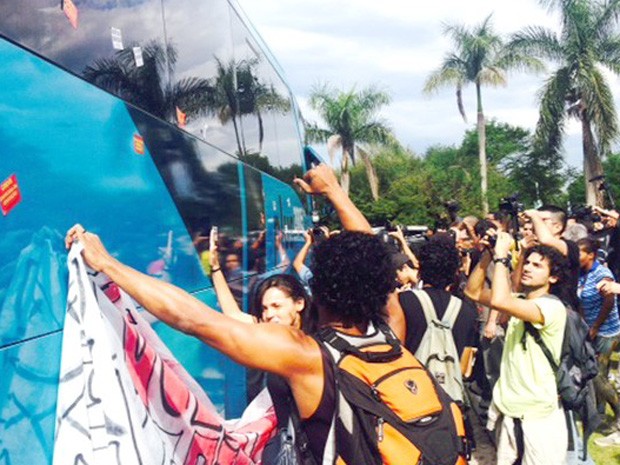 Adesivos foram colados no ônibus da Seleção (Foto: Marcelo Baltar/GloboEsporte.com)