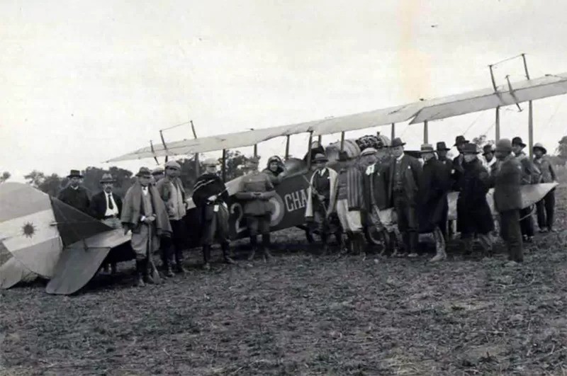 O avião que participou do massacre de Napalpí, em fotografia do etnólogo alemão Roberto Lehmann-Nitsche (Foto: ROBERTO LEHMANN-NITSCHE via BBC News)