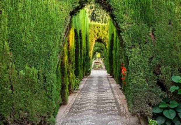 O intrincado sistema de irrigação dá vida aos famosos jardins do Generalife, o antigo palácio de verão ao lado da Alhambra (Foto: JUANA MARI MOYA/GETTY IMAGES)