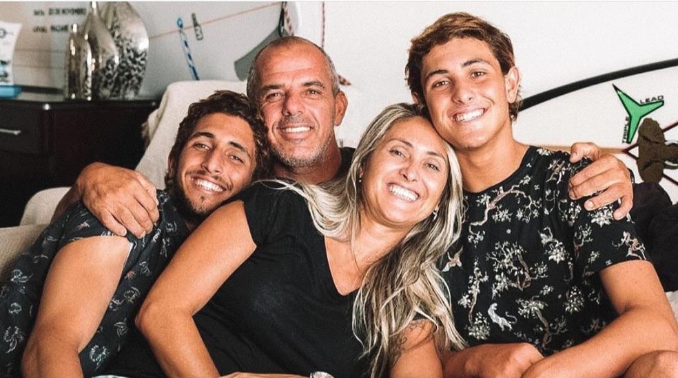 Lucas Chumbo posa com a família. O pai, Gustavo, a mãe, Michele, e o irmão, João Chumbinho — Foto: Arquivo pessoal