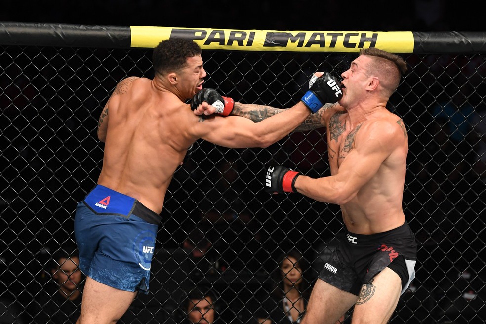 Resumo da luta: Drakkar Klose (esq.) segue golpeando e andando pra frente mesmo ao ser golpeado por Christos Giagos (dir.) â?? Foto: Josh Hedges/Getty Images