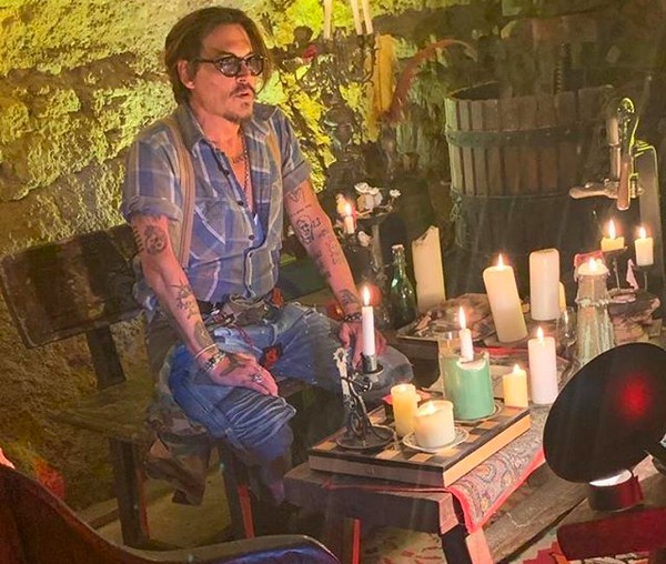Johnny Depp na caverna na qual gravou o vídeo compartilhado por ele no Instagram (Foto: Instagram)