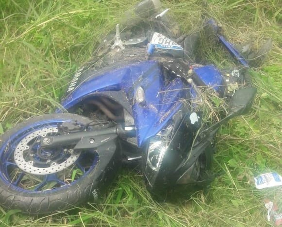 Motocicleta cai em ribanceira após colisão em Canhoba (SE) — Foto: Ascom/ BPRV