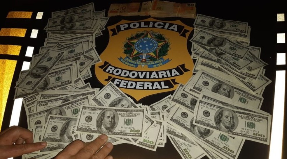 Homem é preso com U$ 22 mil dólares na perna e diz que iria fazer favor a amigo, em Ponta Porã.  — Foto: Divulgação/Polícia Rodoviária Federal