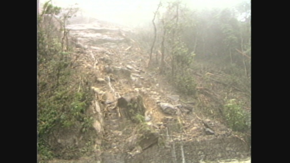 Em 1988, ao menos 500 barreiras cederam na Cidade Imperial — Foto: Acervo TV Globo