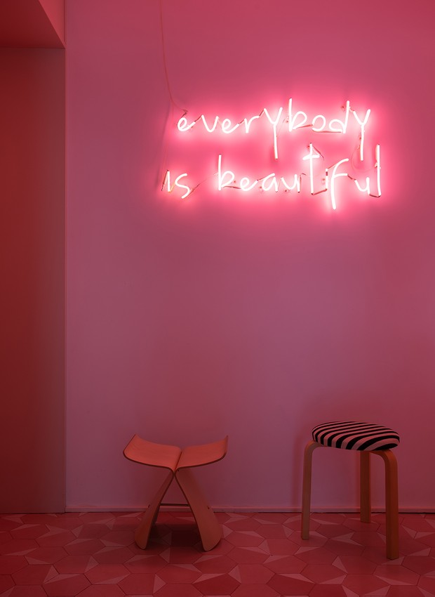 Frase em neon é referência a projeto da fotógrafa Fernanda Bozza, que promove a autoestima de mulheres (Foto: Lufe Gomes/Divulgação)