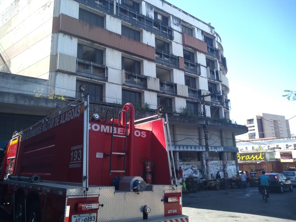 Bonbeiros disseram que há muita fumaça no prédio do antigo INSS — Foto: Carolina Sanches/G1