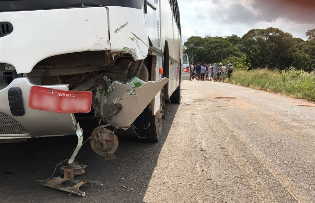 Jovem de moto desviou de buraco e bateu de frente com caminhão no litoral sul da Paraíba (Foto: Walter Paparazzo/G1)
