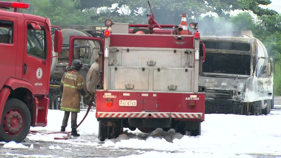 Funcionários contaram que, no momento do incêndio, vários caminhões estavam estacionados no pátio de distribuidora de combustíveis em Duque de Caxias — Foto: Reprodução/ TV Globo