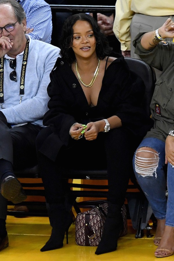 A cantora Rihanna na primeira fileira do primeiro jogo da final da NBA (Foto: Getty Images)