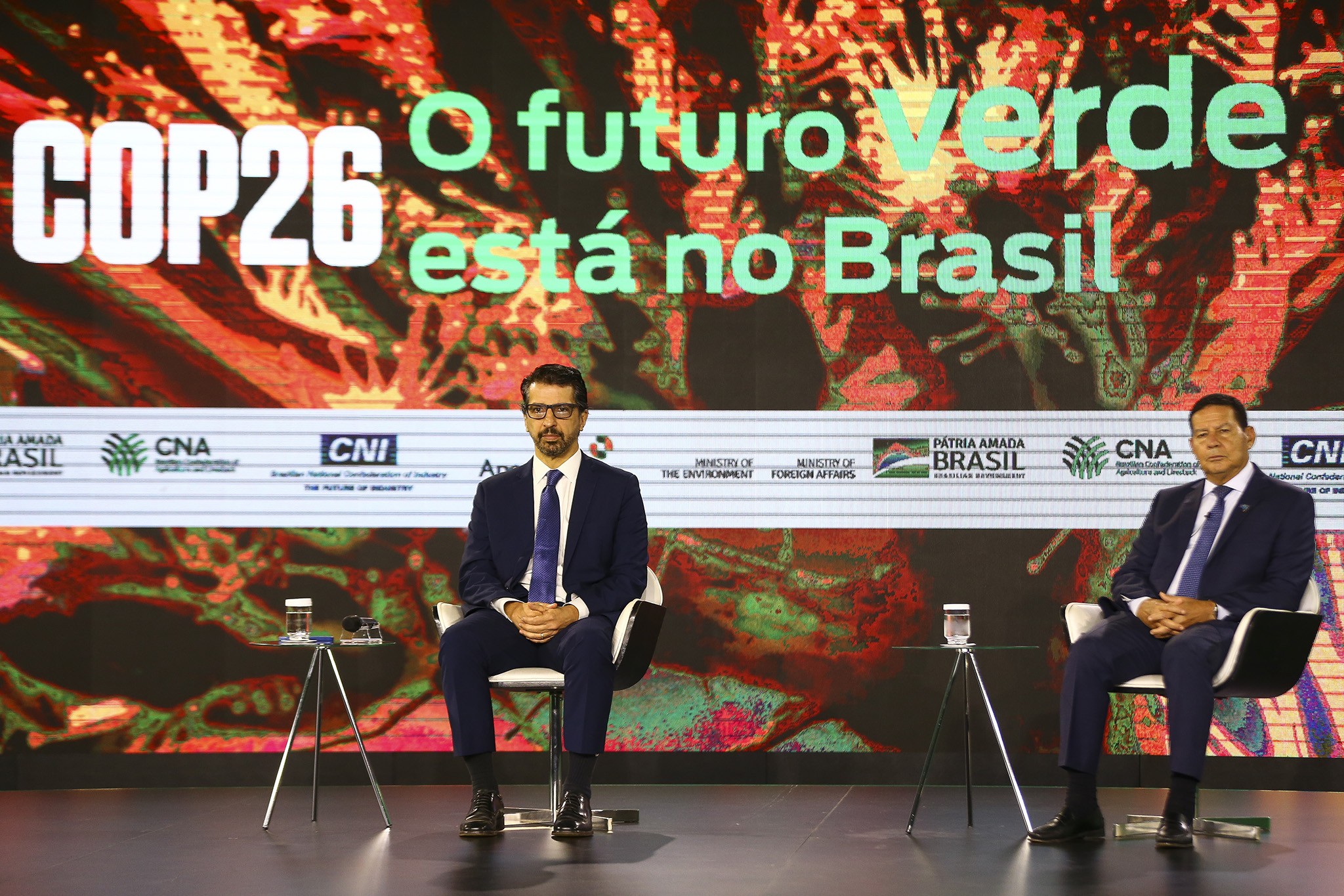Ministro do Meio Ambiente, Joaquim Leite, ao lado do vice-presidente da República, Hamilton Mourão, em evento em Brasília transmitido na COP26 (Foto: Marcelo Camargo/Agência Brasil)