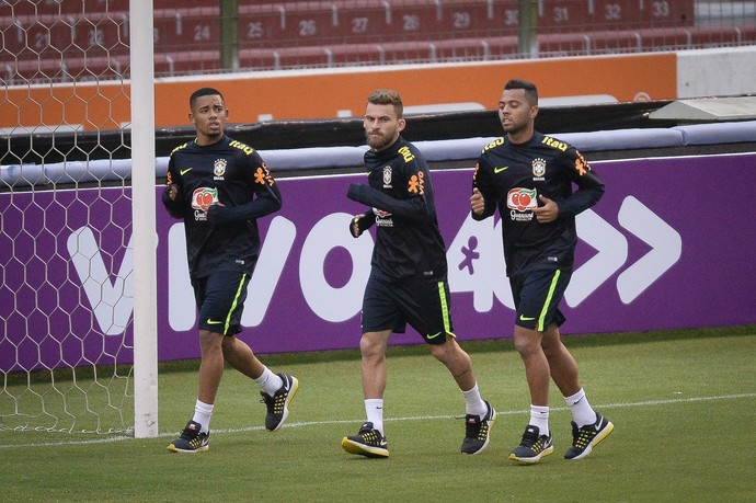 Gabriel Jesus, Lucas Lima e Rafael Carioca correm no treino da seleção brasileira em Quito (Foto: Pedro Martins/MoWa Press)