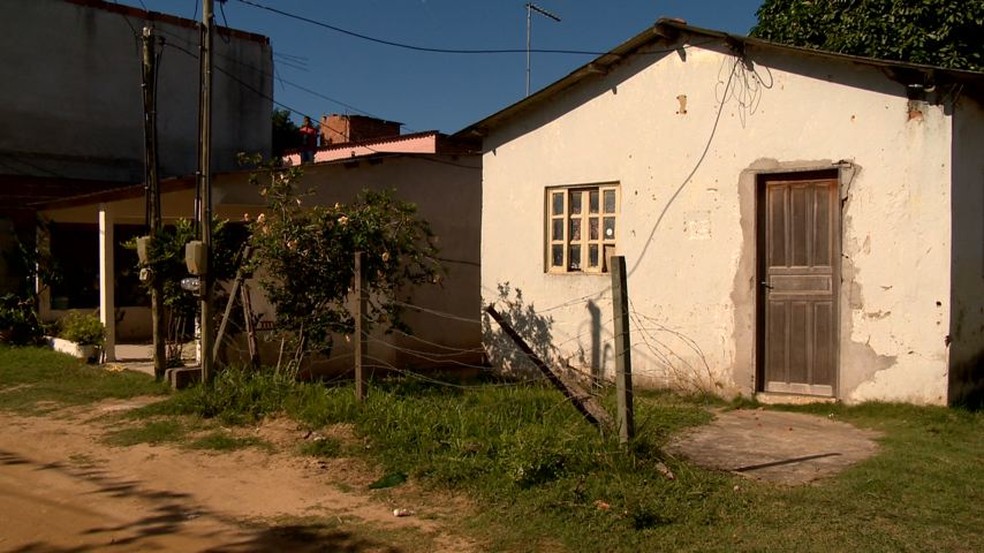 Garota foi baleada na porta de casa, em Nova Almeida, na Serra. (Foto: Fernando Estevam/ TV Gazeta)