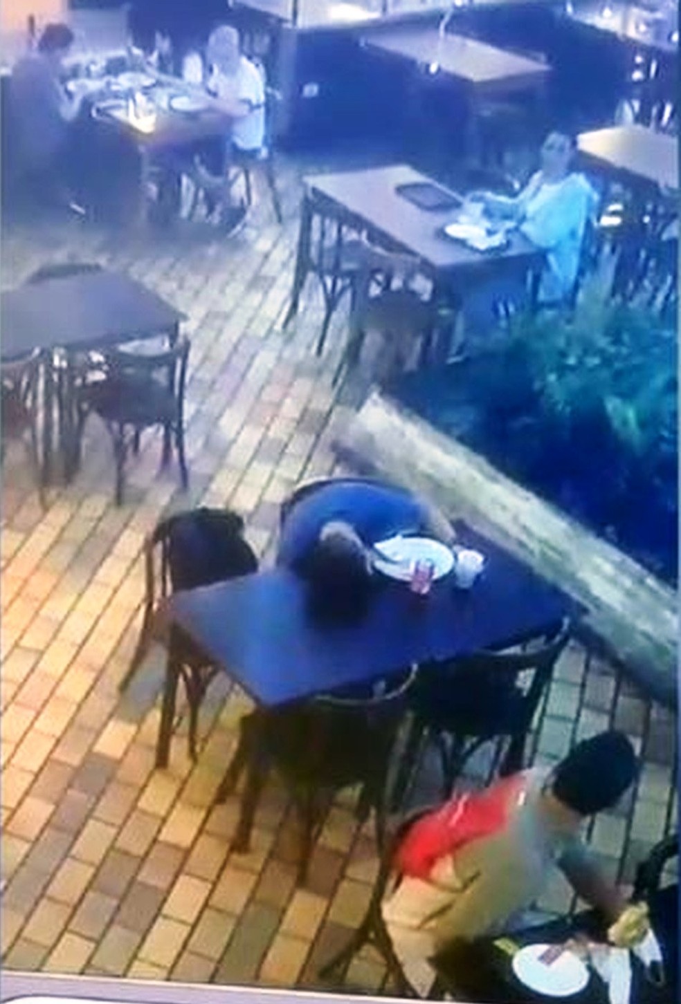 Homem desmaiou após se engasgar em restaurante de posto de combustíveis na rodovia Régis Bittencourt, SP — Foto: Reprodução