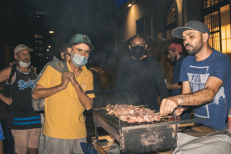 ONG realiza churrasco para pessoas em situação de rua em frente ao Touro da Bovespa — Foto: Divulgação/ SP Invisível