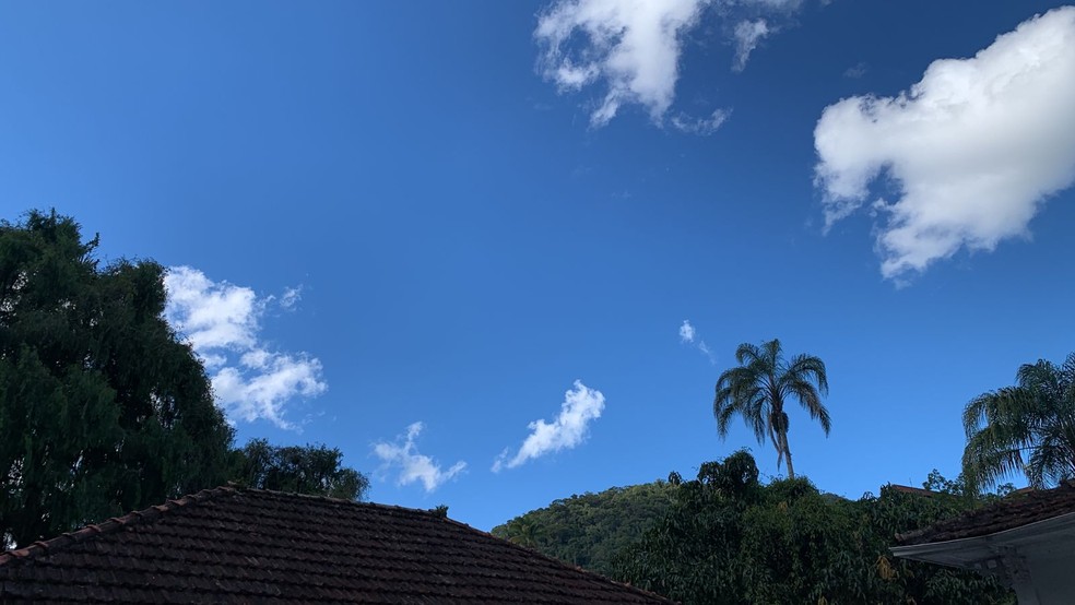 Verão chegou em um dia tranquilo, de céu azul e sol quente, nesta terça (21), em Petrópolis, no RJ — Foto: Lucas Machado