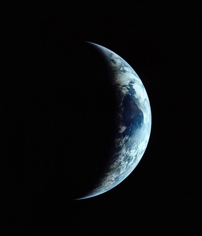 Terra em quarto crescente vista da Apollo 11 (Foto: NASA)
