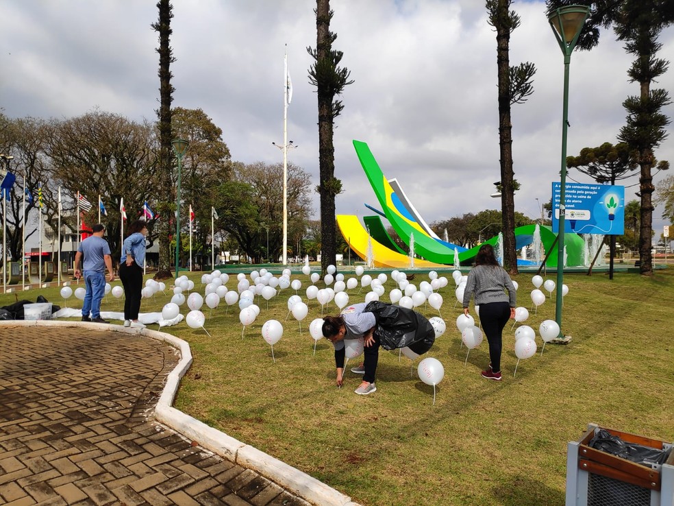 Em Cascavel, manifestantes fizeram ato simbólico na Praça do Migrante. — Foto: Adunioeste