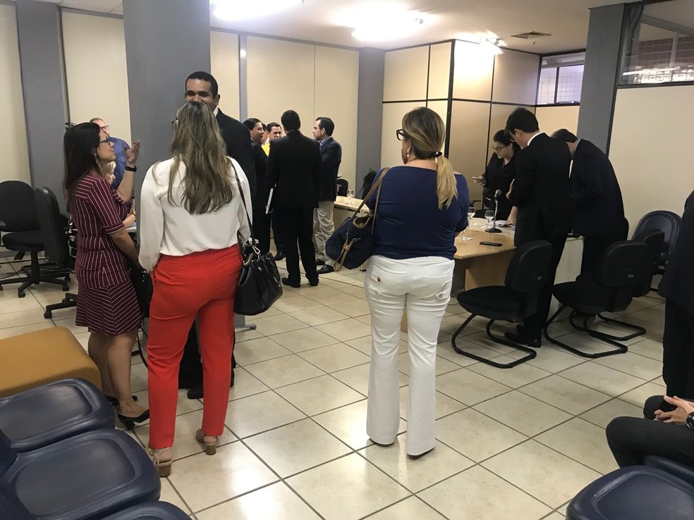 Testemunhas e advogados de réus da Operação Dama de Espadas foram à 6ª Vara Criminal, para as primeira oitivas do processo (Foto: Clayton Carvalho/Inter TV Cabugi)