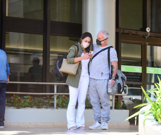 Mateus Carrieri tem alta de hospital em SP acompanhado da noiva (Foto: Leo Franco/AgNews)