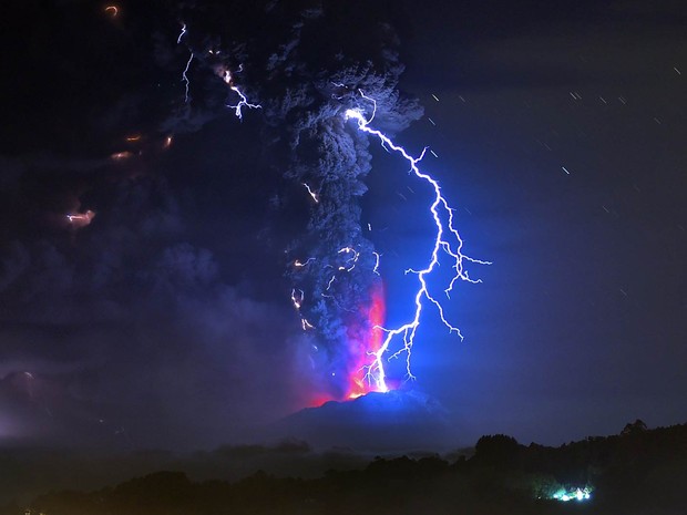 Visto desde Futillar en el sur de Chile, el volcán Cabulco arroja humo y provoca relámpagos en el cielo.  La erupción generó alerta roja en la región (Foto: Martin Bernetti/AFP)