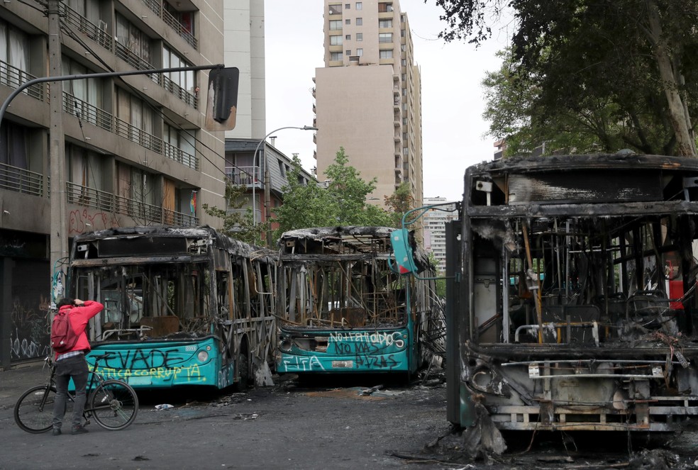 &Ocirc;nibus queimados nas ruas de Santiago, no Chile: data Fifa dia 15 de novembro e final da Libertadores dia 23 s&atilde;o desafios do pa&iacute;s &mdash; Foto: REUTERS/Ivan Alvarado