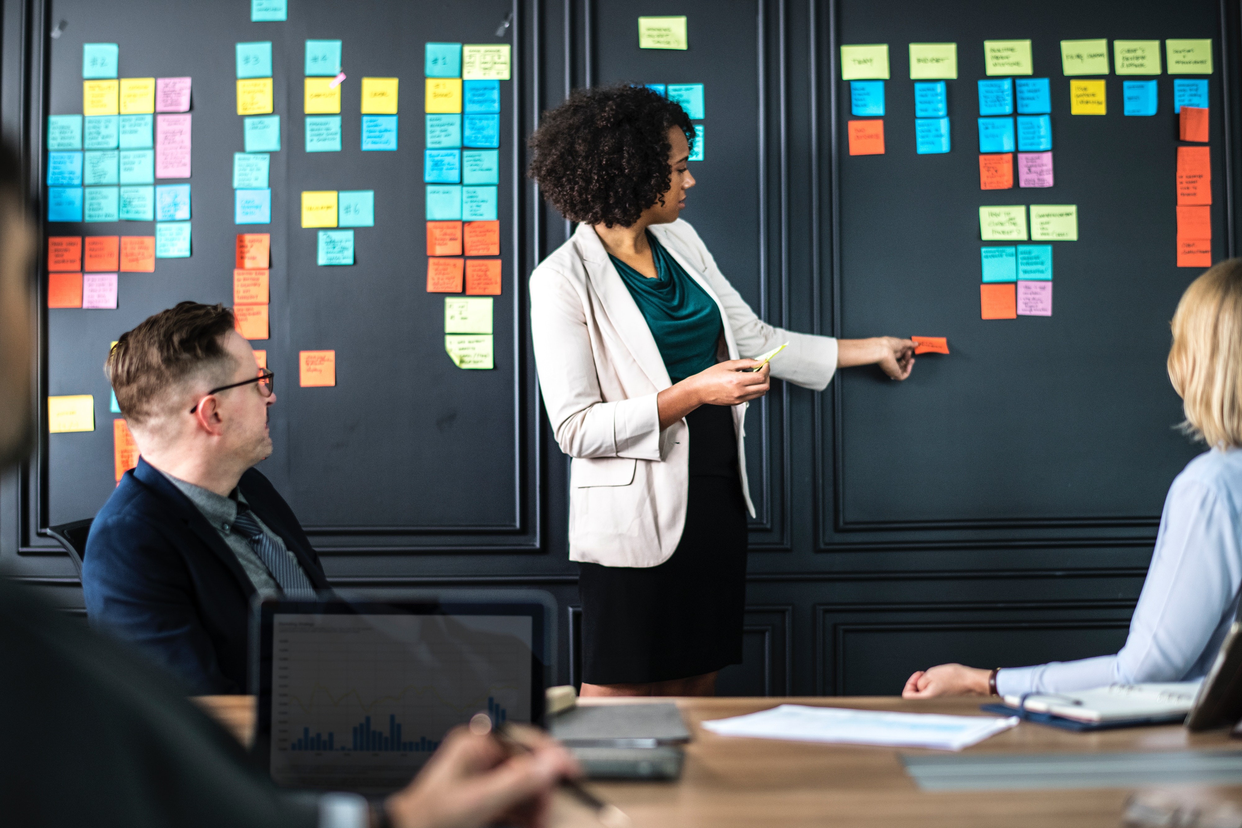 Pessoas discutem ideias durante reunião de trabalho (Foto: rawpixel.com/Pexels)