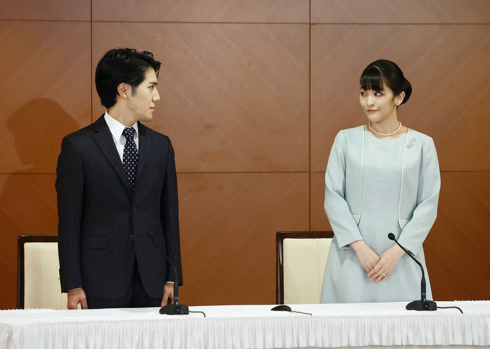 Mako, agora ex-princesa do Japão, e seu marido Kei Komuro — Foto: STR / JIJI PRESS / JAPAN POOL / via AFP Photo