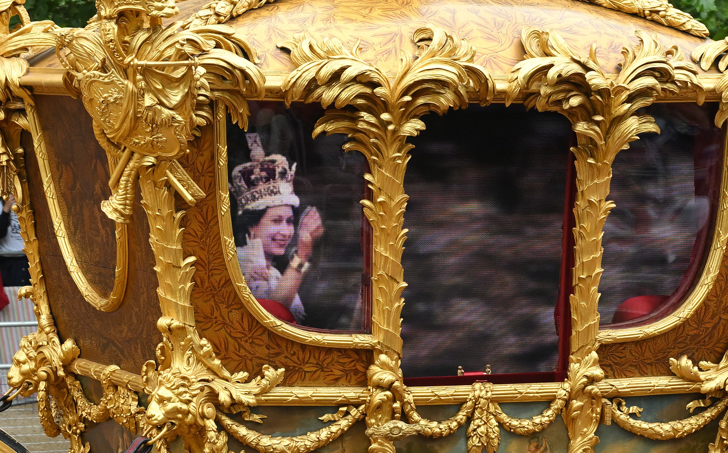 A carruagem dourada original da coroação de Elizabeth II com um holograma da rainha é vista durante o Platinum Pageant em 5 de junho de 2022 em Londres, Inglaterra. O Jubileu de Platina de Elizabeth II foi comemorado de 2 a 5 de junho de 2022, no Reino Unido e na Commonwealth, para marcar o 70º aniversário da ascensão da monarca em 6 de fevereiro de 1952 (Foto: Getty Images)